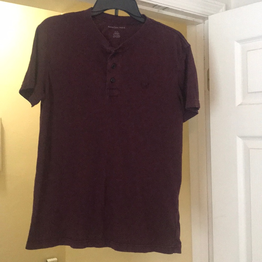 Maroon men’s American Eagle t-shirt